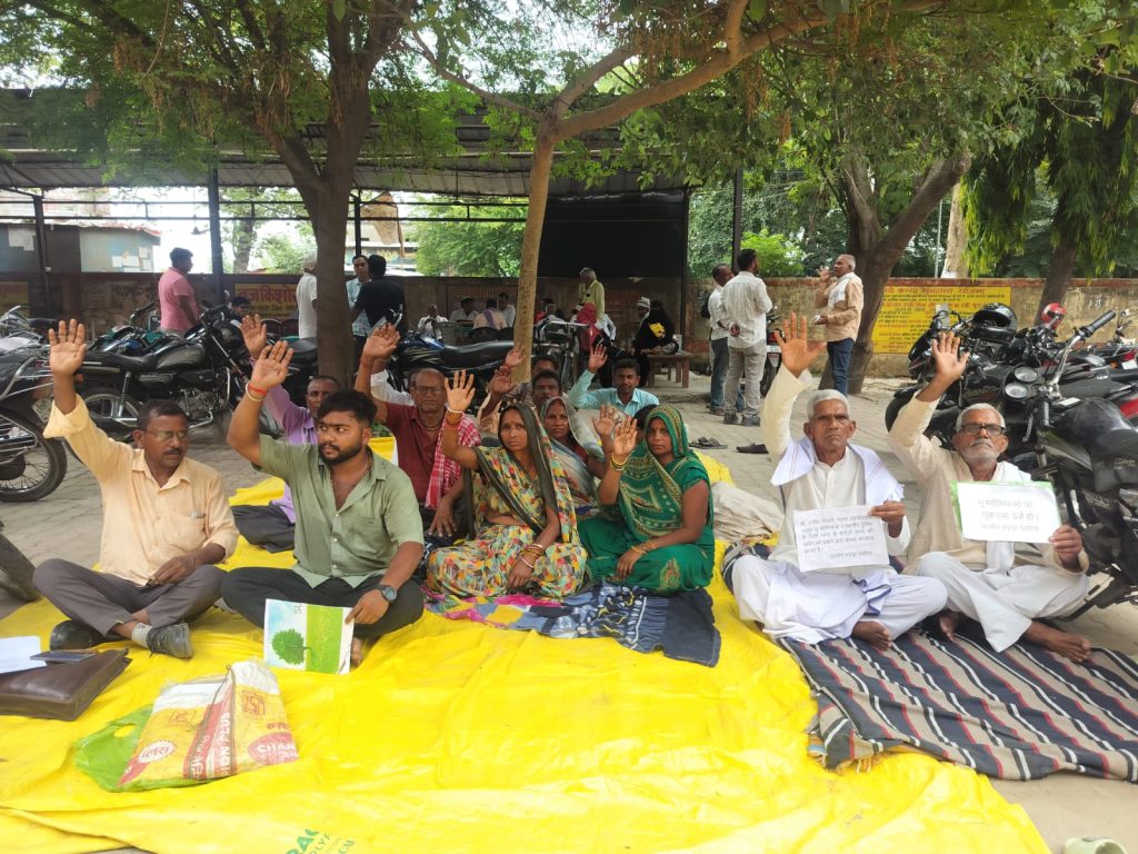 तहसील में भू-माफियाओं के खिलाफ धरना, प्रशासन विरोधी नारों से गूंजा परिसर