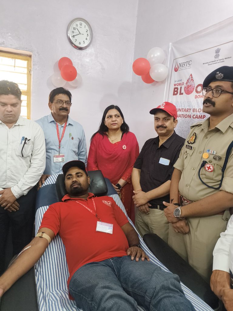 विश्व रक्तदाता दिवस पर नागेंद्र चौहान ने किया 20वां रक्तदान