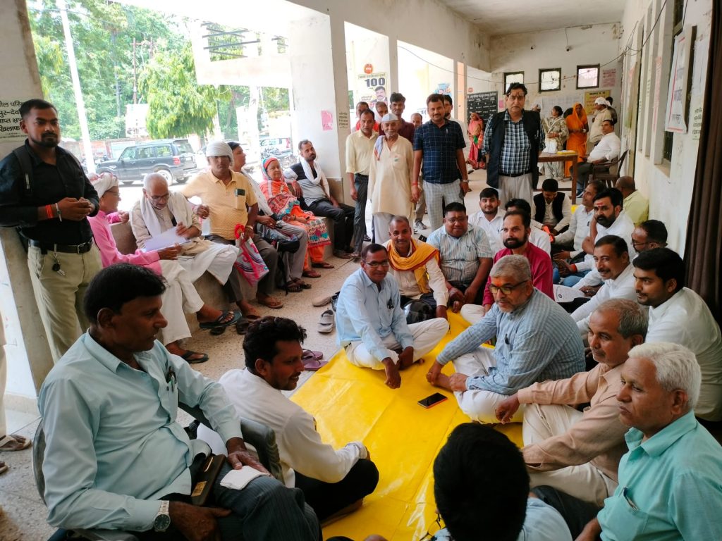 तहसील प्रशासन के खिलाफ अधिवक्ताओं का मोर्चा, अनिश्चितकालीन धरना शुरू