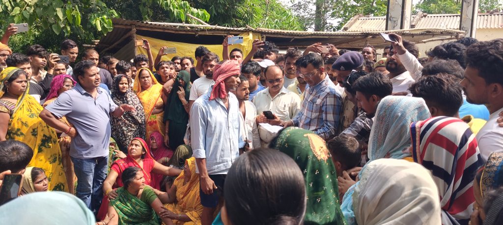 छुट्टा सांड बना काल! किसान तेजबहादुर साहनी की सींगों के हमले में दर्दनाक मौत